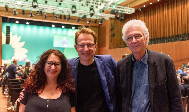Konstanzer Grünen-Urgestein Hendrik Auhagen (rechts) mit Sonja Rajsp-Lauer vom Kreisverband Rottweil und Andreas Frankenhauser vom Kreisverband Rems-Murr.