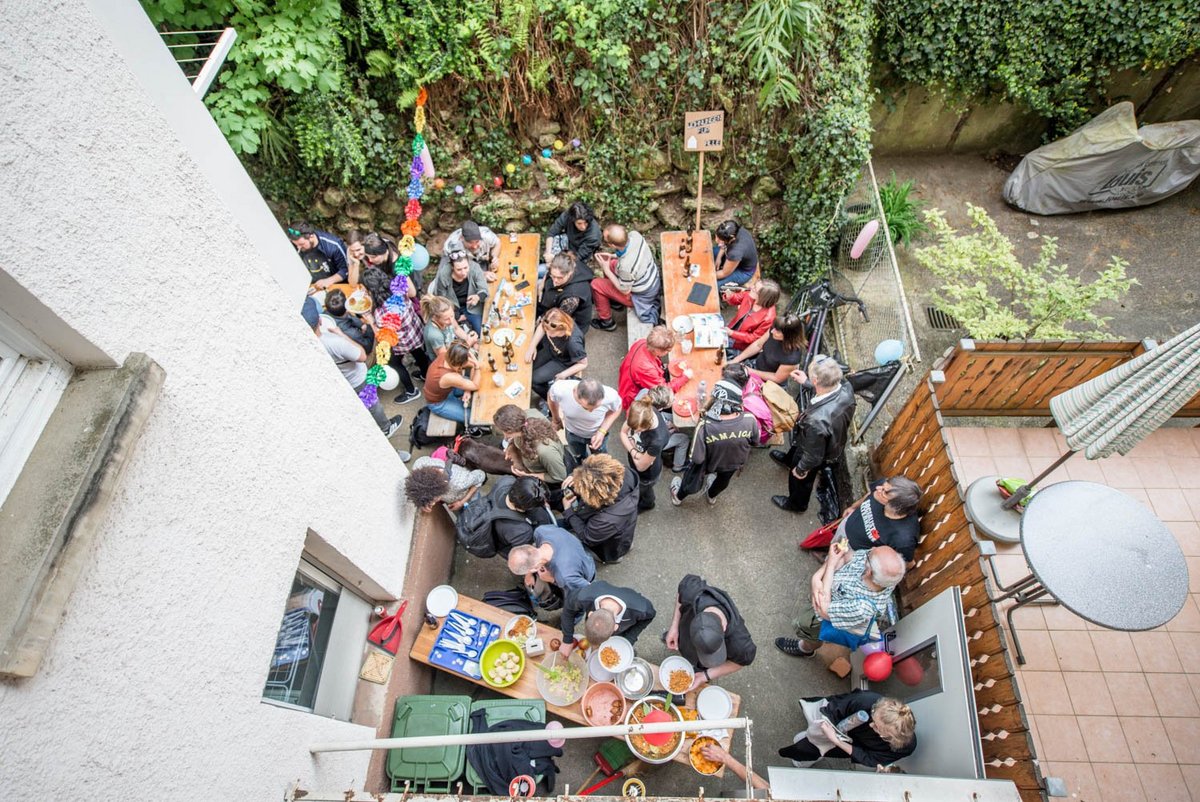 Der Hinterhof im Mai 2018.  Der Hinterhof im Mai 2018.
