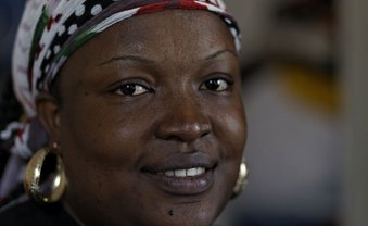 Eine Frau flieht vor Boko Haram