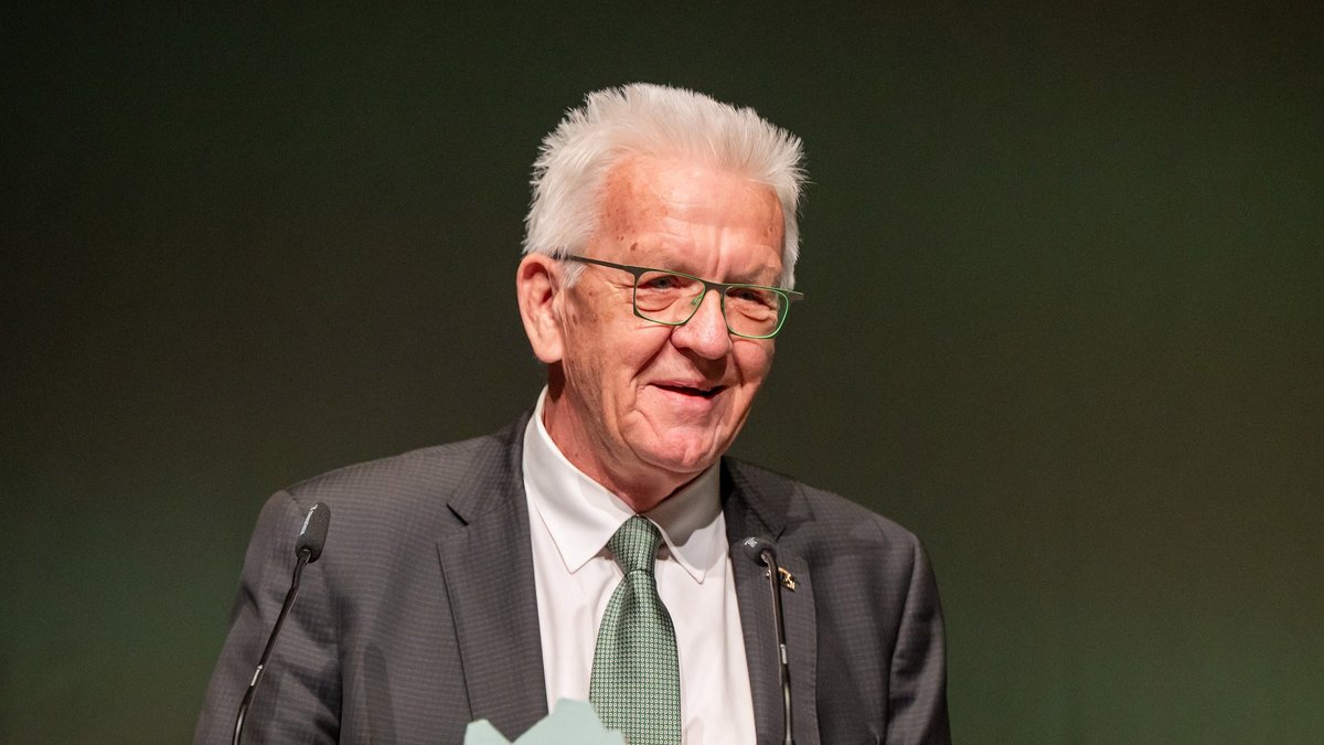 Winfried Kretschmann sinniert – hier auf der politischen Bühne, nun auch in einem Buch mit Gedanken seiner Lieblingsphilosophin. Foto: Jens Volle