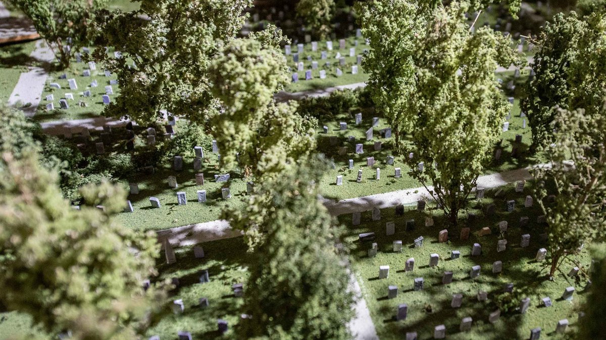 Die Liebe zum Detail geht so weit, dass die Grabsteine Inschriften tragen. Foto: Jens Volle