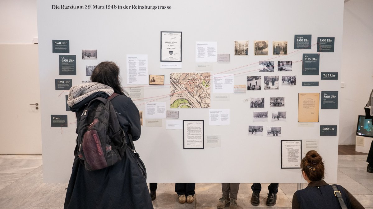 Eine Wand in der Ausstellung dokumentiert den Ablauf der Razzia. Foto: Jens Volle