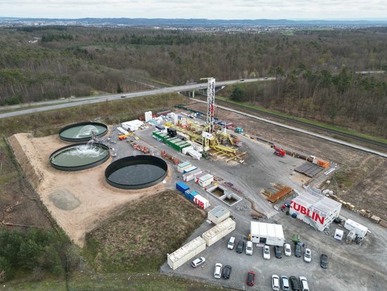 Braucht viel Platz: Bohrplatz für Geothermie der Deutschen Erdwärme in Graben-Neudorf. Foto: Lutz Stahl