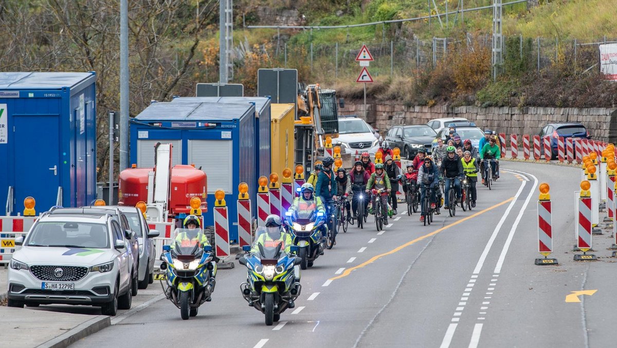 Aus dem ganzen Umland radelten sie an – mit Polizeischutz kam die Gruppe aus Stuttgart. Aus dem ganzen Umland radelten sie an – mit Polizeischutz kam die Gruppe aus Stuttgart.