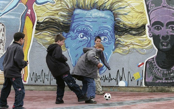 "Lernförderliche Beziehungskultur" auch auf dem Schulhof – Einstein würde es gefallen. "Lernförderliche Beziehungskultur" auch auf dem Schulhof – Einstein würde es gefallen.