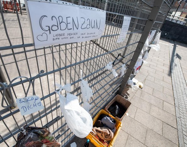Lockdown im März: Solidarität am Gabenzaun, Marienplatz Stuttgart. Lockdown im März: Solidarität am Gabenzaun, Marienplatz Stuttgart.