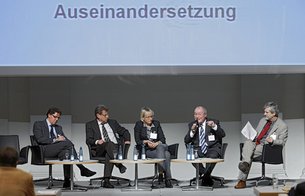 Dahlbender setzt sich mit Krawatten auseinander.