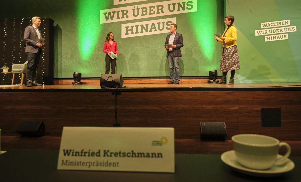 ModeratorInnen Marco Ammer (ganz links) und Carina Jantsch (halb links) mit den Landesvorsitzenden Oliver Hildenbrand und Sandra Detzer.
