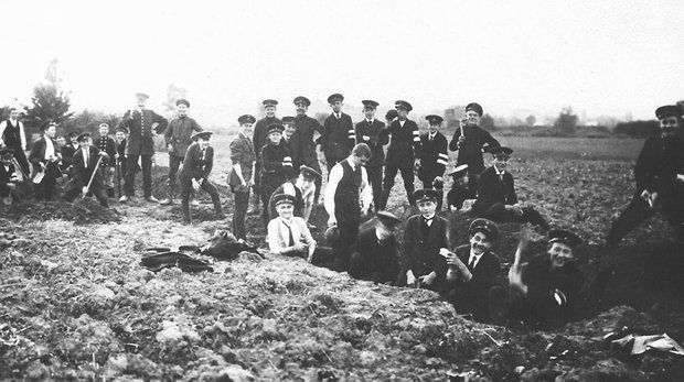Eine Abteilung von Jungmannen der Jugendwehr bei Geländeübungen im Schützengraben. Foto: Privat