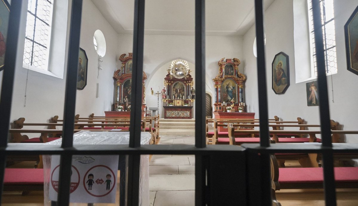 Immerhin: Auf den nötigen Abstand wird in der St. Georgskapelle in Tengen hingewiesen. Auf viele andere drängende Fragen in der Pandemie haben die Kirchen momentan keine Antworten. Fotos: Joachim E. Röttgers Immerhin: Auf den nötigen Abstand wird in der St. Georgskapelle in Tengen hingewiesen. Auf viele andere drängende Fragen in der Pandemie haben die Kirchen momentan keine Antworten. Fotos: Joachim E. Röttgers