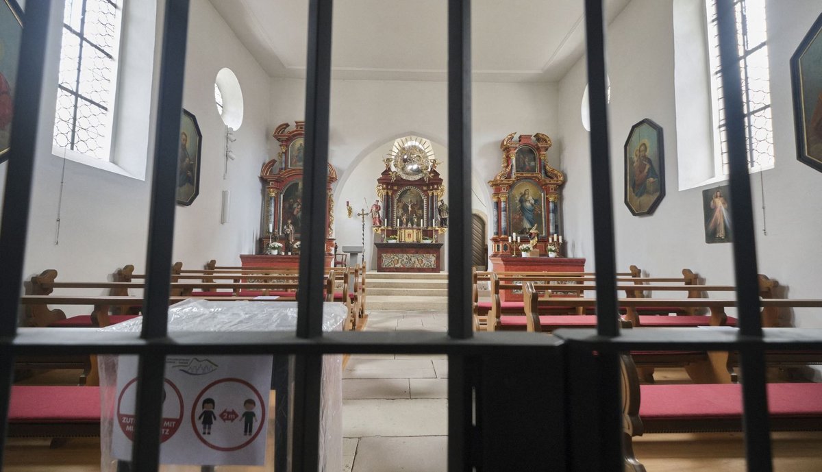 Immerhin: Auf den nötigen Abstand wird in der St. Georgskapelle in Tengen hingewiesen. Auf viele andere drängende Fragen in der Pandemie haben die Kirchen momentan keine Antworten. Fotos: Joachim E. Röttgers