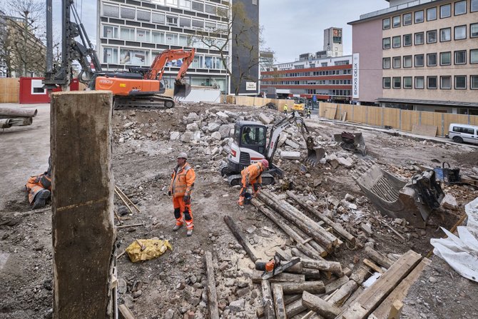 Andere Baustelle: Schutt räumen in Stuttgarts Königstraße 35. Foto: Jochim E. Röttgers