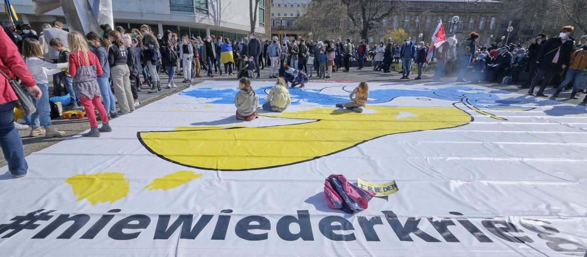 Malen still vor sich hin: Kinder während der Friedensdemo am 13. März in Stuttgart. Foto: Joachim E. Röttgers