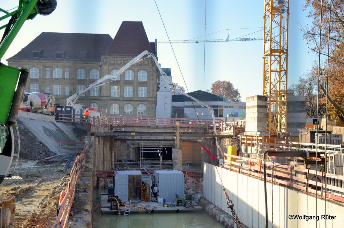 Auf der anderen Seite der Schillerstraße: die wassergefüllte Düker-Baustelle.