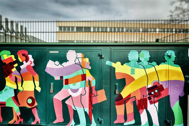 Journalisten sollen genau hinschauen: Hinter dieser bunten Fassade etwa steckt eine Waffenfabrik. Foto: Martin Storz