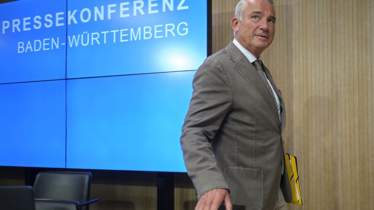 Befreiungsschlag auf Befreiungsschlag? Innenminister Thomas Strobl nach der Pressekonferenz vor einer Woche. Foto: Joachim E. Röttgers