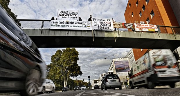 Demonstranten am Neckartor. Foto: Joachim E. Röttgers