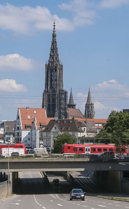 Ulmer Münster, Eisenbahnbrücke und Neue Straße.