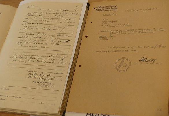 Bürokratie des Todes: rechts die amtliche Bestätigung der Gestapo, dass Repetowski "verstorben" sei, links der Eintrag im Sterbebuch Tennenbronn. Foto: Martin Himmelheber