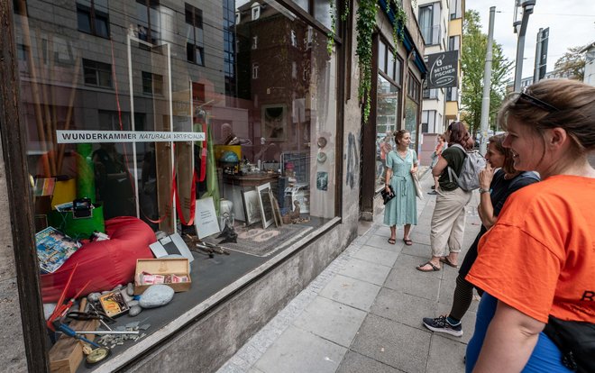 In der Badstraße Schaufenster voller Fundstücke.