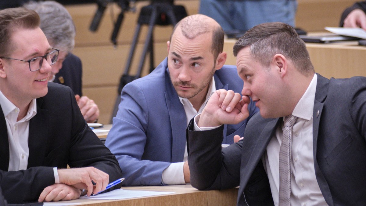 Die AfD-Landtagsabgeordneten Miguel Klauß (Mitte), Daniel Lindenschmid (links) und Anton Baron. Foto: Joachim E. Röttgers