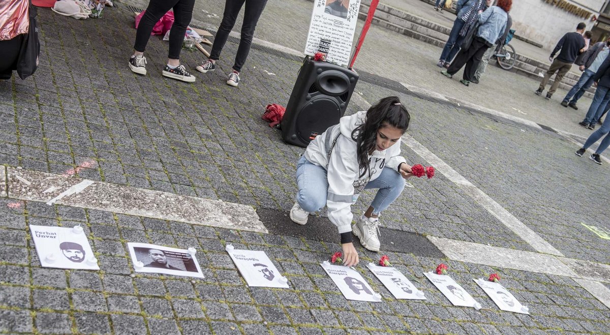 Mit roten Nelken erinnert sie an die Morde in Hanau, am 19.6.2020, auf den Tag genau vier Monate danach vor Stuttgarts Rathaus. Foto: Jens Volle