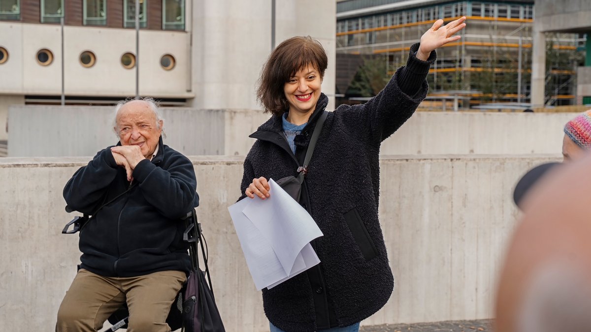 Auf der Suche nach dem alten Bahnhof: Andreas Nikakis und Özlem Özgül Dündar bei ihrem Stadtrundgang im Oktober. Foto: Dominique Brewing