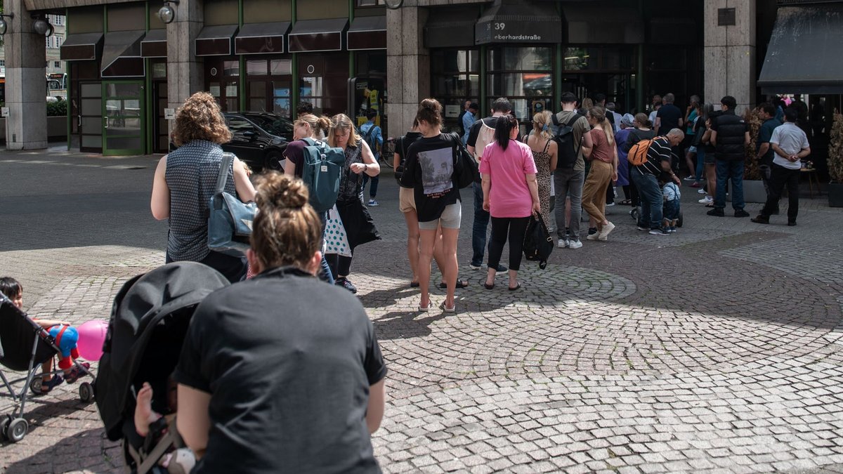 Etwa eine Stunde Wartezeit müssen die Menschen vor dem Bürgerbüro Mitte einplanen. Fotos: Jens Volle