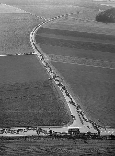"Der Erfolg hat sich erst später eingestellt." Menschenkette 1983 vom Hubschrauber aus. Foto Manfred Grohe