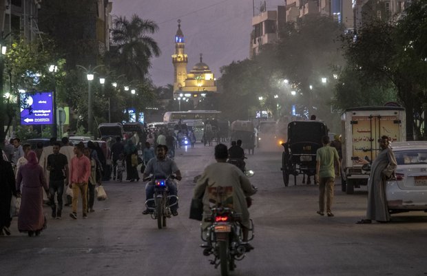 Viel los: Abenddämmerung in der Nähe des Hauptbahnhofs von Luxor, Ägypten. Foto: Joachim E. Röttgers. 