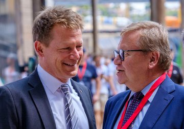 Da lacht er noch: Bahnchef Richard Lutz (l.) am 17. Juli 2018 mit Manfred Leger, Chef der bahneigenen Projektgesellschaft PSU. Foto: Joachim E. Röttgers