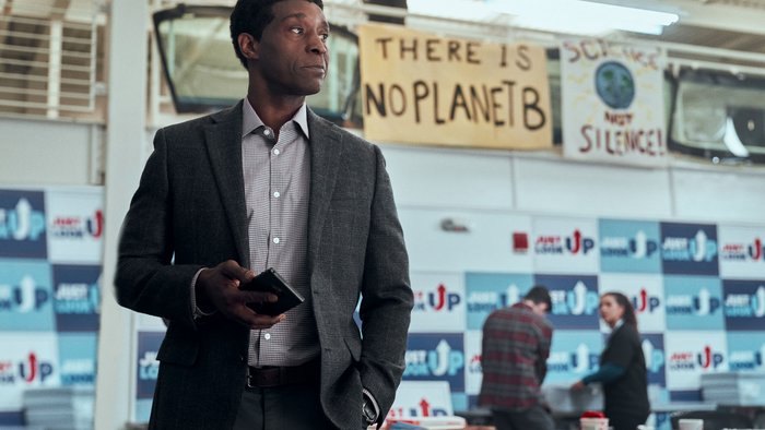 Mit "Just look up!", einfach mal hochschauen, startet die Kampagne zur Rettung des "Planet A". Vorne Rob Morgan als Wissenschaftler Dr. Oglethrope.