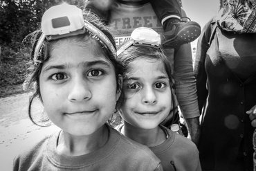 Die beiden freuen sich: zwei Stirnlampen ergattert.