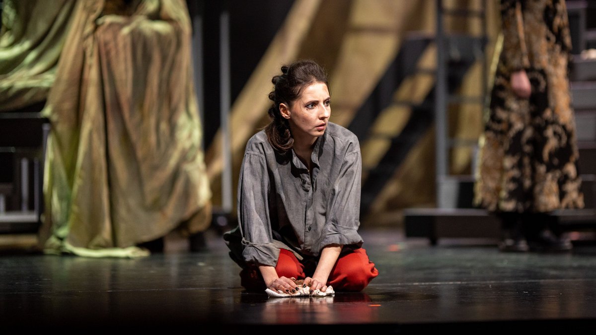 Kassandra (Lily Frank), die Hellseherin, politische Vordenkerin und ungeliebte Königstochter.