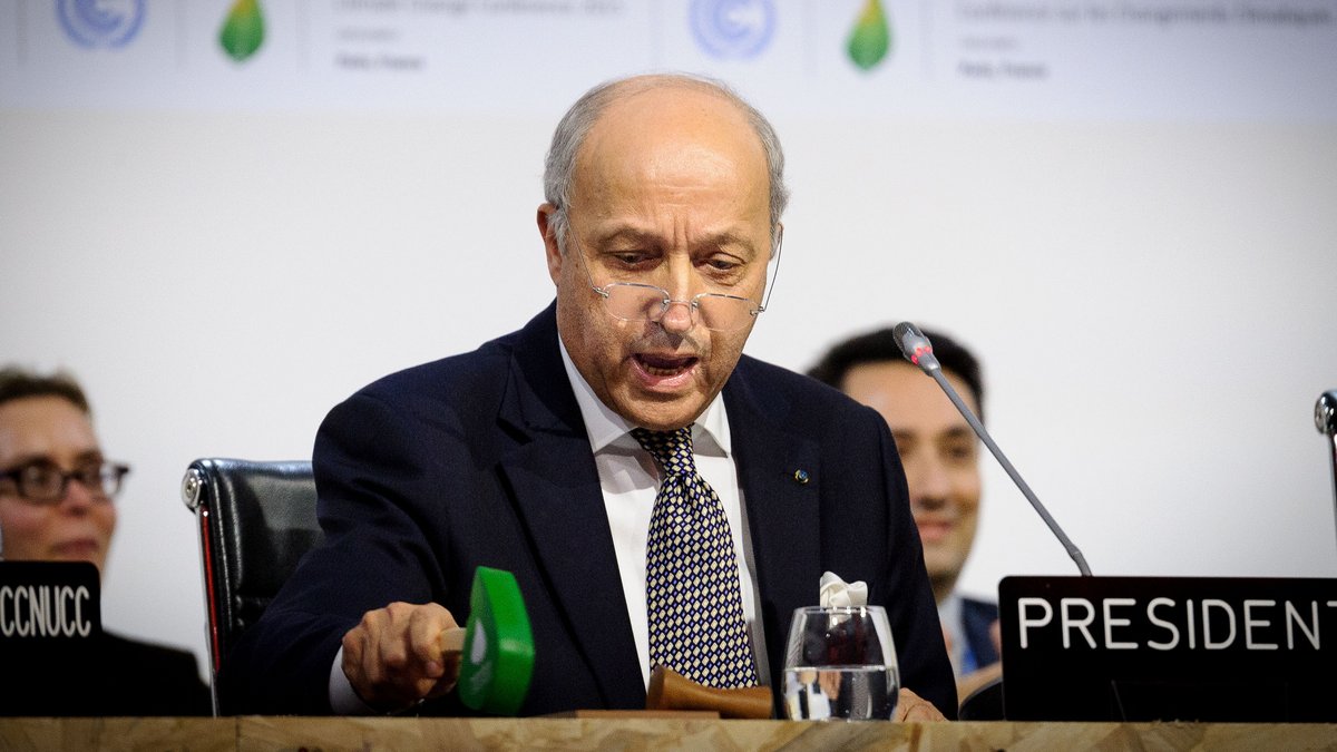 Als der französische Außenminister Laurent Fabius am 12. Dezember 2015 per Hammerschlag das Abkommen besiegelte, ...