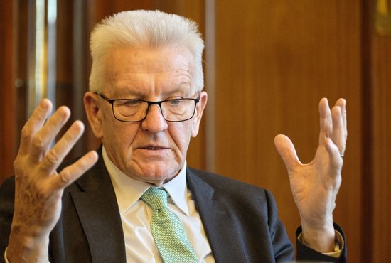 "Ich habe so etwas noch nie gefordert", sagt Winfried Kretschmann, "aber wir waren auch noch nie in  so einer Krise." Foto: Joachim E. Röttgers