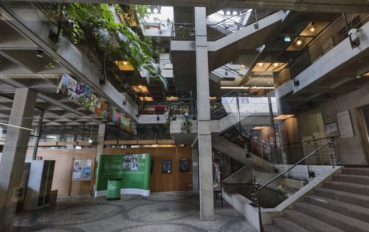 Laupheims Rathaus, 1968 entworfen von Roland Ostertag, von außen und innen.