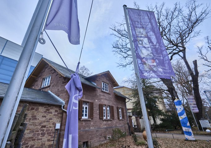 Haupteingang zum Majolika-Gelände: Im Februar 2023 ist bereits eine Fahne in Fetzen. Foto: Joachim E. Röttgers