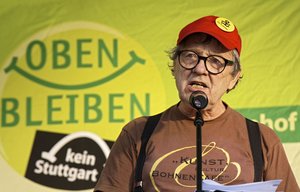 Kläger Peter Grohmann auf der 171. Montagsdemo im Mai 2013.