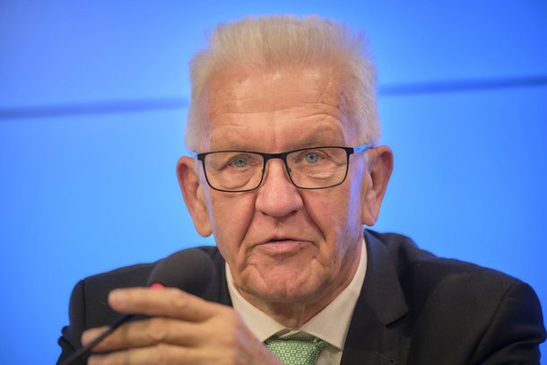 Laut Winfried Kretschmann, Ministerpräsident (Grüne) und ehemaliger Lehrer, hat das Land schlicht zu wenig Geld, um das Schulsystem zu verbessern.