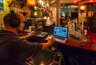 DJ Kette legt in der Tanke auf.