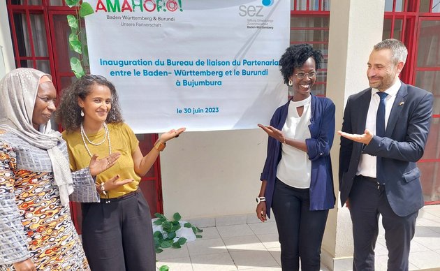 SEZ-Mitarbeiter:innen Aline Dusabe, Muna Hassaballah, Raïssa Mpundu und Philipp Keil (von links) freuen sich über die Eröffnung des Verbindungsbüros in Bujumbura. SEZ-Mitarbeiter:innen Aline Dusabe, Muna Hassaballah, Raïssa Mpundu und Philipp Keil (von links) freuen sich über die Eröffnung des Verbindungsbüros in Bujumbura.