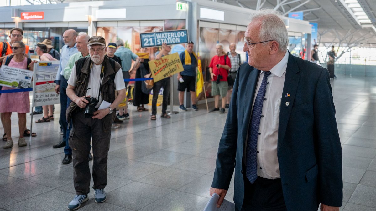 Wer wird am Ende richtig liegen? Regionalpräsident Wieland läuft an protestierenden S-21-Kritiker:innen vorbei.