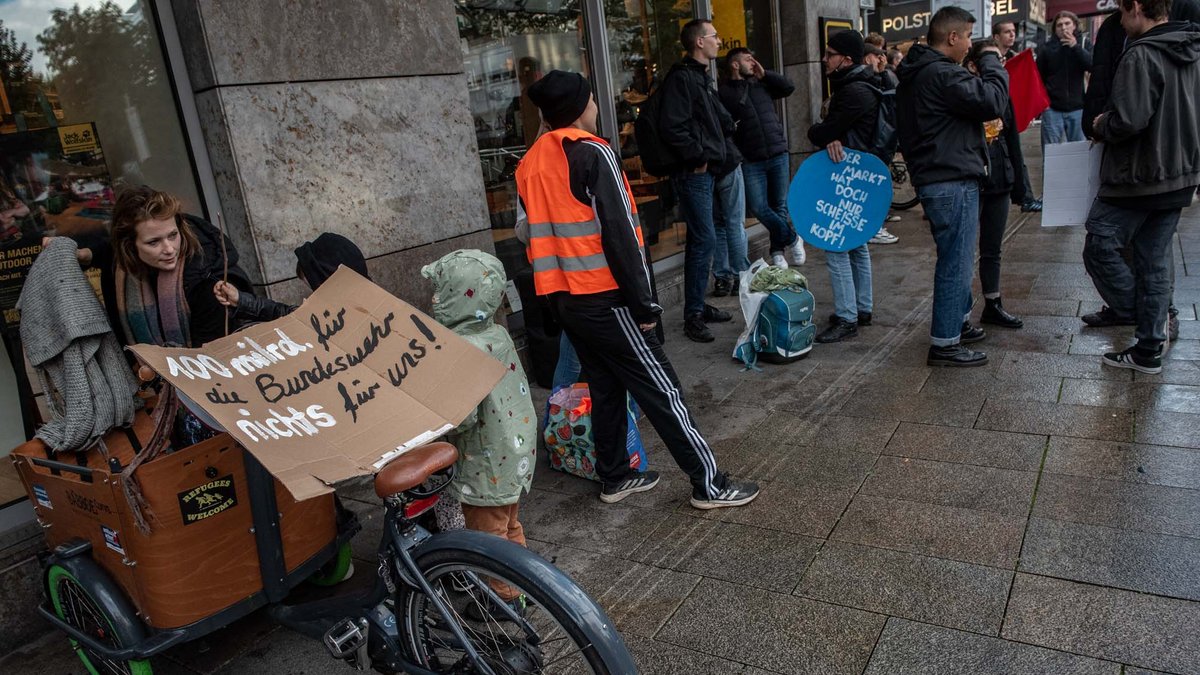 Der junge "solidarische Protest", montags um 17.30 Uhr auf dem Stuttgarter Rotebühlplatz. Foto: Jens Volle