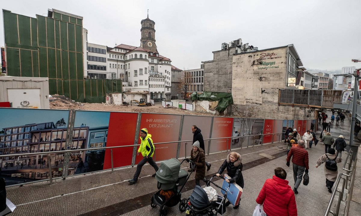 Stuttgart, Ecke Schul-/Königstraße: Wo früher die Sportarena war, ist heute eine Baugrube. Fotos: Jens Volle