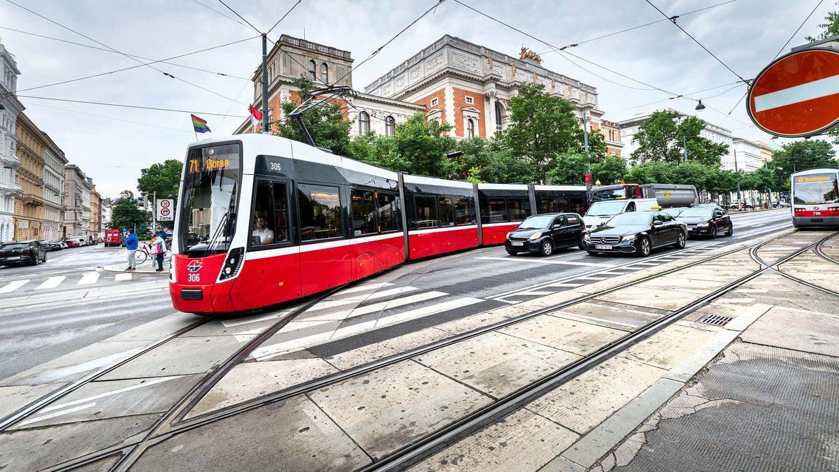 Am Schottenring in Wien: Straßenbahnen haben Vorfahrt, Autos dürfen nicht überall durch. Foto: Manfred Helmer