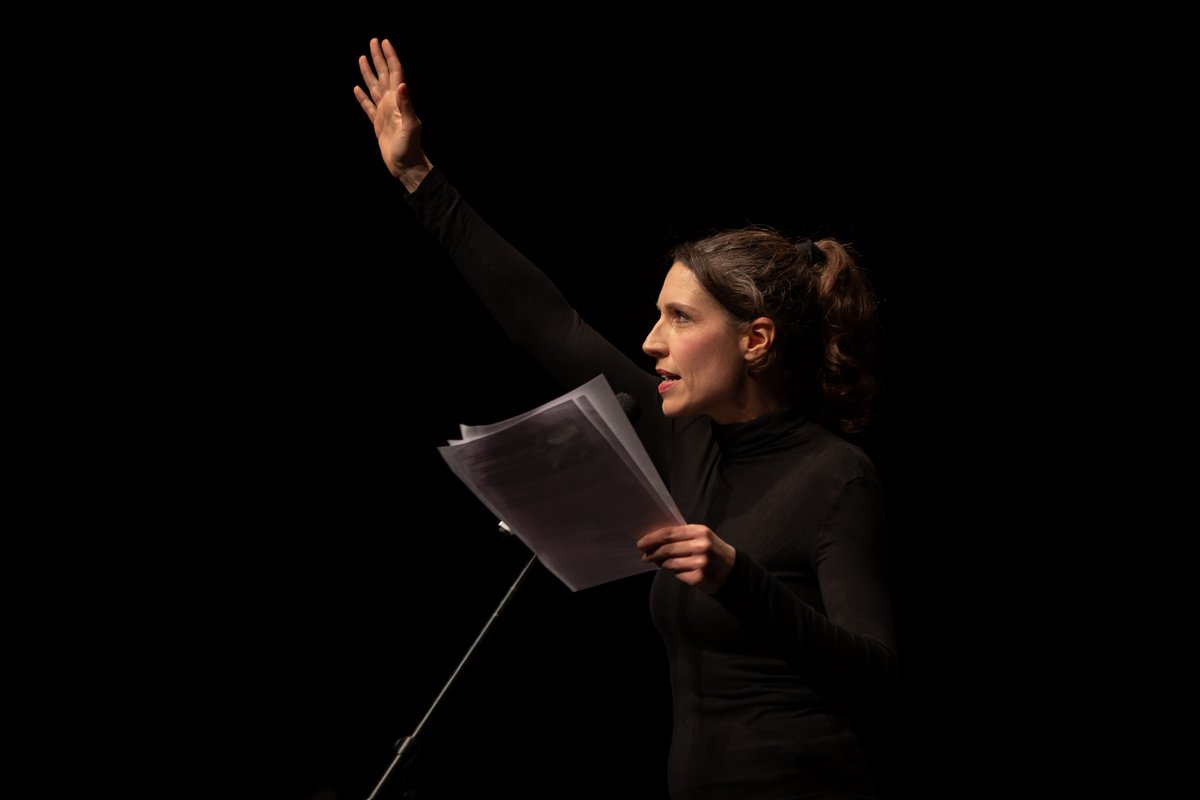 Christine Prayon bei der Feier zu zehn Jahren Montagsdemos im Stuttgarter Theaterhaus. Foto: Julian Rettig