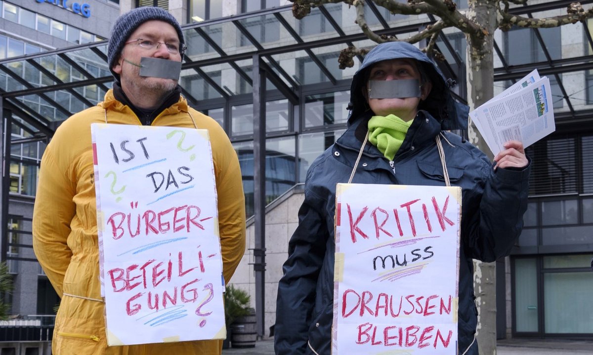 Aktivist:innen beklagen vor Baden-Württembergs Umweltministerium mangelhafte Einbeziehung. Foto: Joachim E. Röttgers