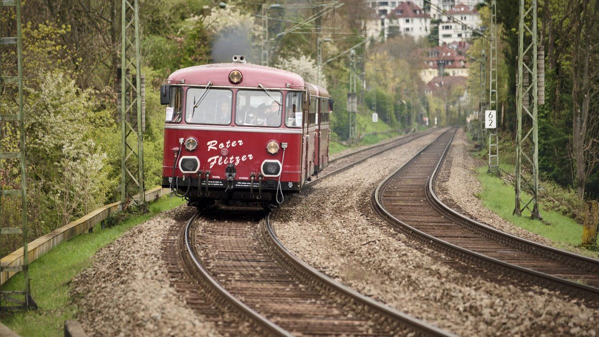 ... der Flitzer lässt Dampf ab. 1a Kurvenlage, als er sich den Stuttgarter Westen hinaufwindet.