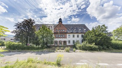 Noch hinter Stacheldraht: das neue Heim der Riesen-WG. Foto: Christian Buck